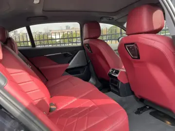 2025 BMW i5 с пробегом 14 000 км