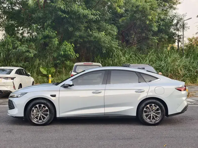 2025 BYD Qin L с пробегом 11 000 км