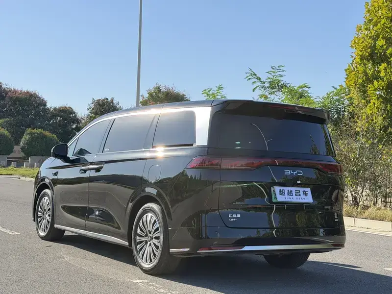 2025 BYD Xia (M9) с пробегом 18 000 км