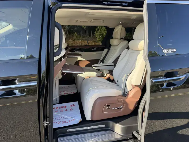 2025 BYD Xia (M9) с пробегом 18 000 км