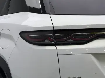 2025 BYD Song L с пробегом 14 200 км