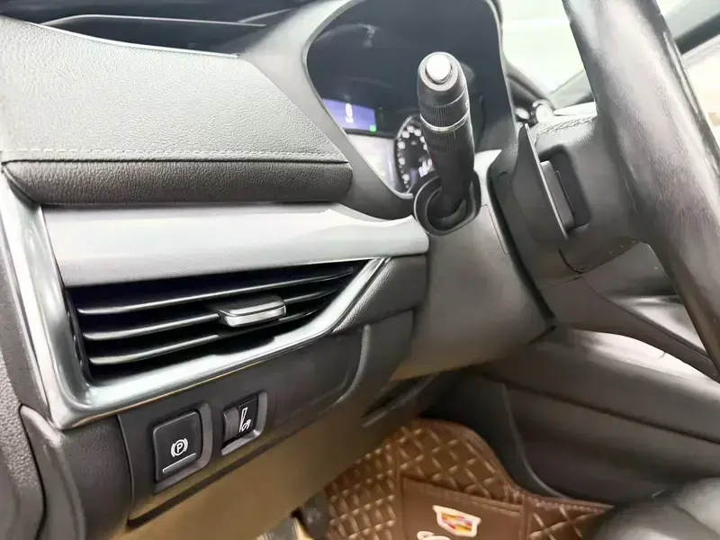 2021 Cadillac XT4 с пробегом 40 000 км