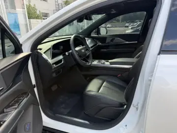 2025 Cadillac XT5 с пробегом 35 000 км