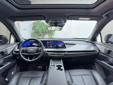 2025 Cadillac XT5 с пробегом 30 000 км