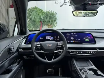 2025 Cadillac XT5 с пробегом 30 000 км