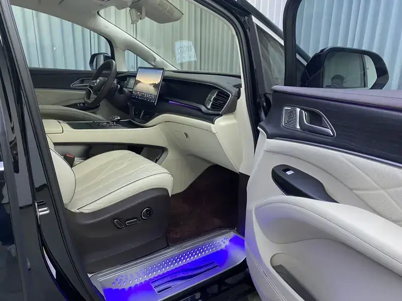 2024 Denza D9 с пробегом 49 000 км