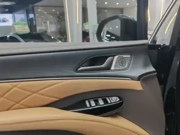 2022 Denza D9 с пробегом 81 000 км