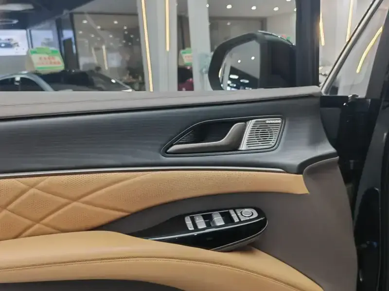 2022 Denza D9 с пробегом 81 000 км