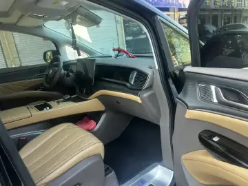 2024 Denza D9 с пробегом 62 000 км