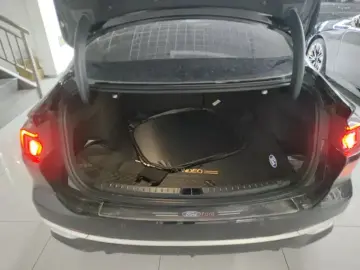 2025 Ford Mondeo с пробегом 24 000 км