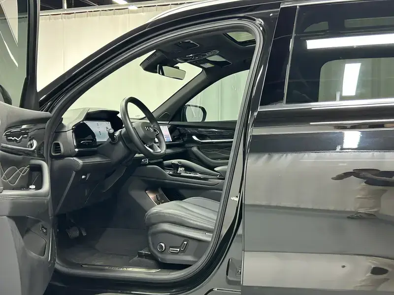 2024 Geely Monjaro с пробегом 14 000 км