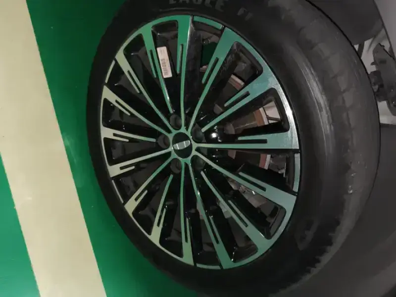 2025 Geely Monjaro с пробегом 16 000 км