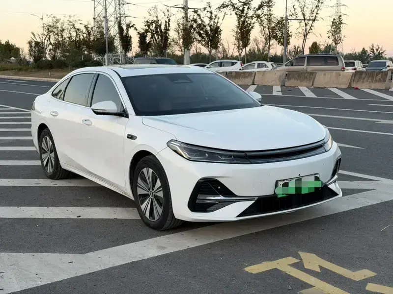 2025 Geely Galaxy A7 с пробегом 9 000 км