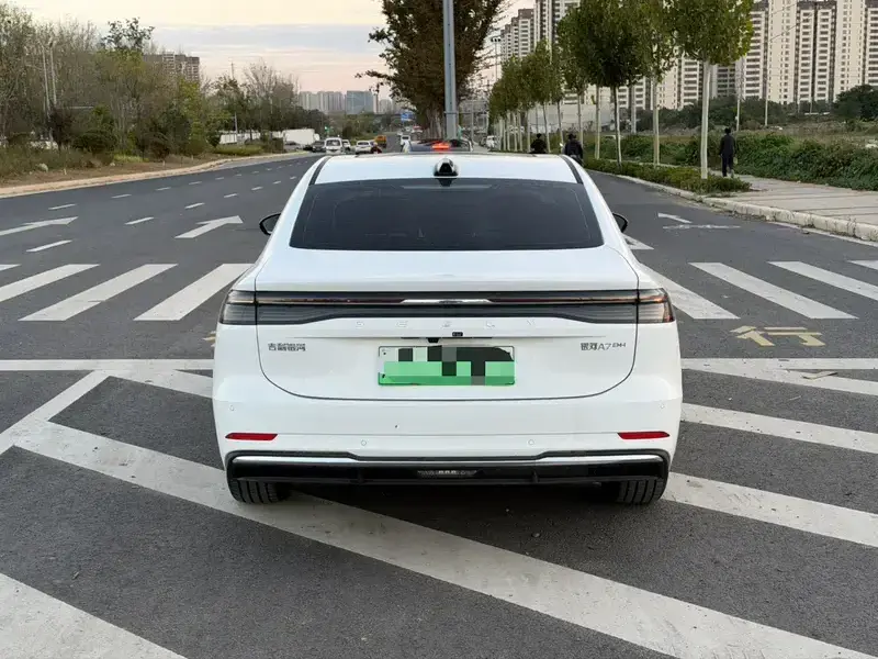 2025 Geely Galaxy A7 с пробегом 9 000 км