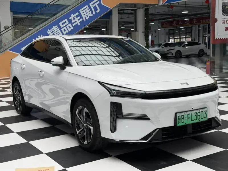 2025 Geely Galaxy L6 с пробегом 27 000 км