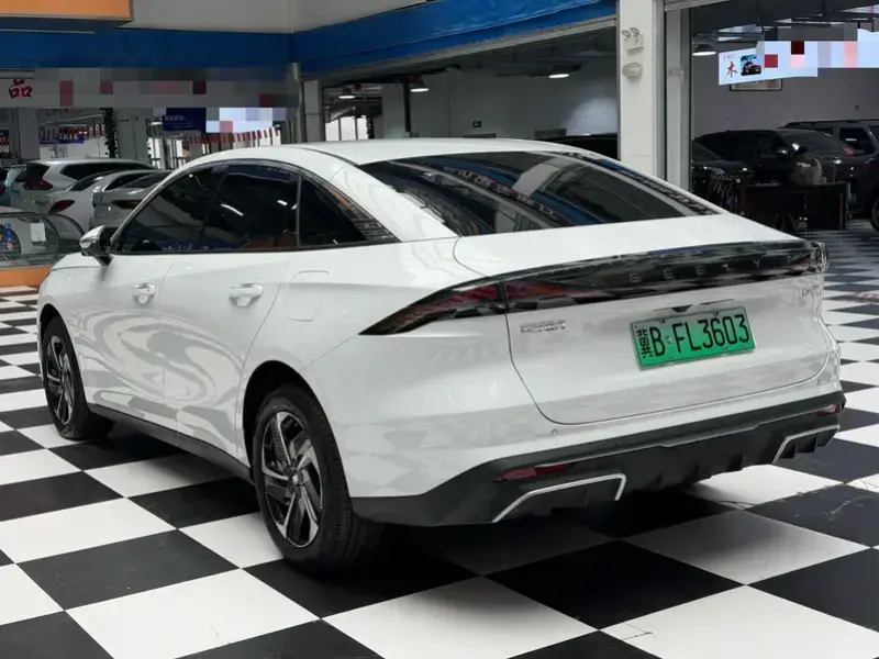 2025 Geely Galaxy L6 с пробегом 27 000 км