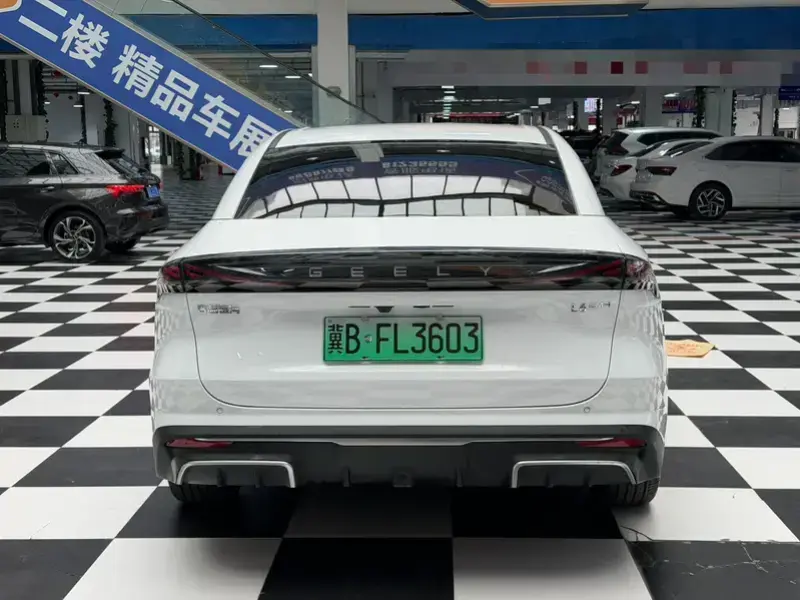 2025 Geely Galaxy L6 с пробегом 27 000 км