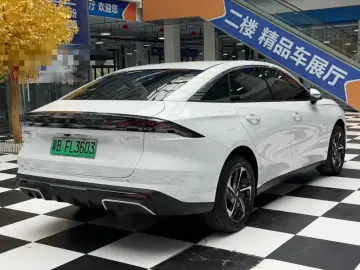 2025 Geely Galaxy L6 с пробегом 27 000 км