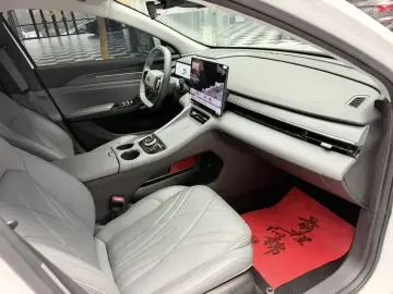 2025 Geely Galaxy L6 с пробегом 27 000 км