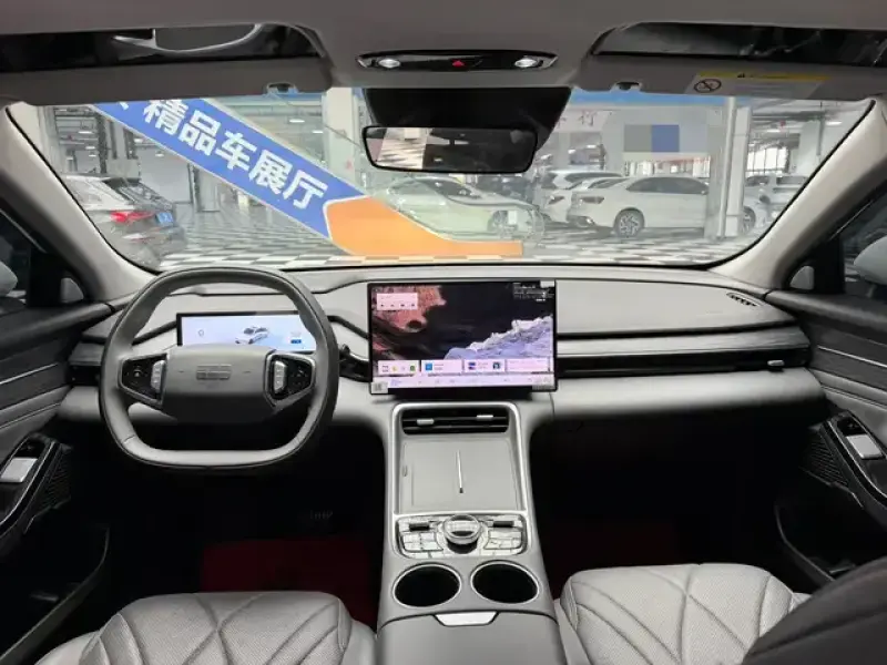 2025 Geely Galaxy L6 с пробегом 27 000 км