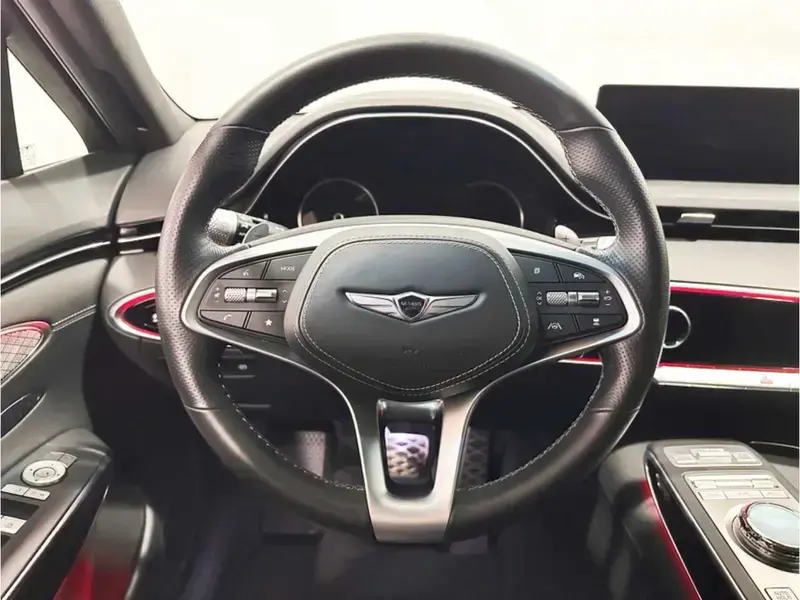 2023 Genesis GV70 с пробегом 30 400 км