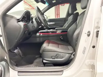 2023 Genesis GV70 с пробегом 30 400 км