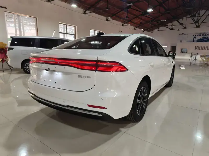 2025 Geely Galaxy A7 с пробегом 100 км