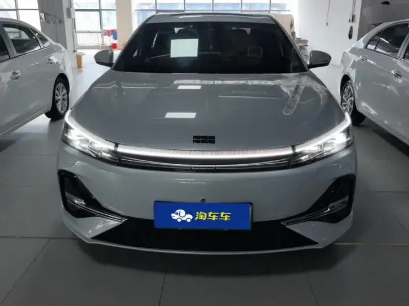 2025 Geely Galaxy A7 с пробегом 24 000 км