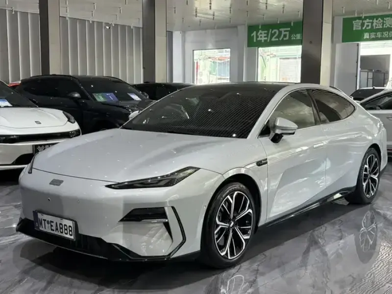 2025 Geely Galaxy E8 с пробегом 66 000 км