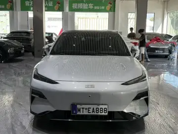 2025 Geely Galaxy E8 с пробегом 66 000 км