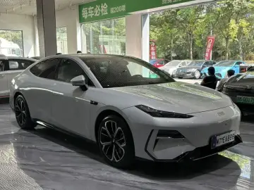 2025 Geely Galaxy E8 с пробегом 66 000 км