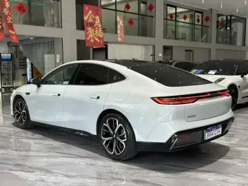 2025 Geely Galaxy E8 с пробегом 66 000 км