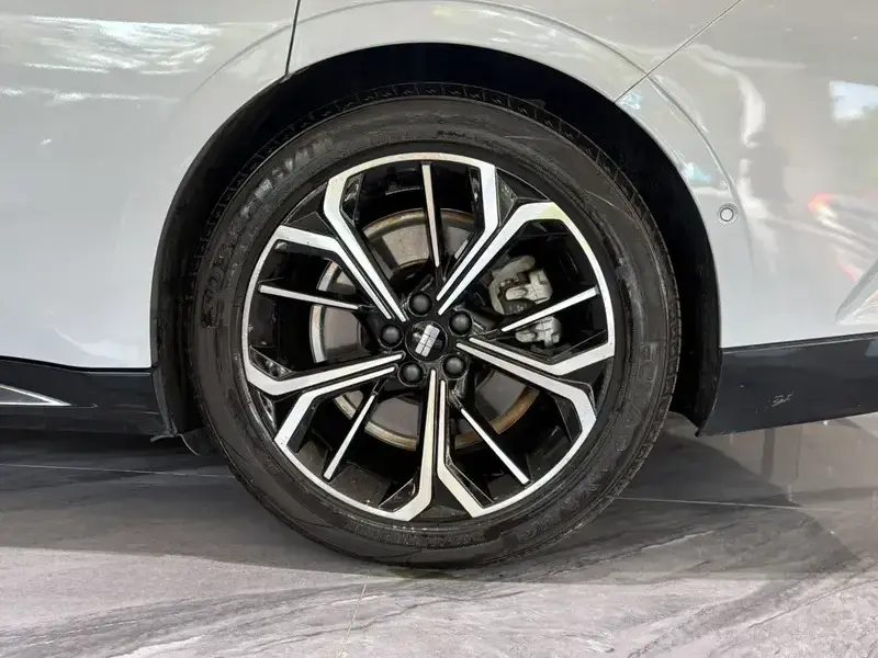 2025 Geely Galaxy E8 с пробегом 66 000 км