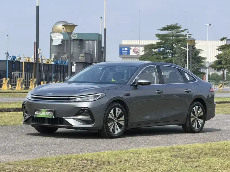 2025 Geely Galaxy A7 с пробегом 5 000 км