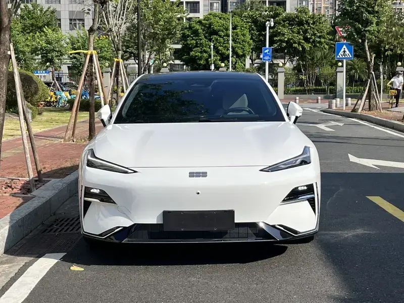 2024 Geely Galaxy E8 с пробегом 19 000 км