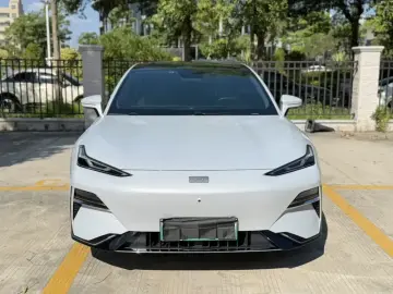 2024 Geely Galaxy E8 с пробегом 33 000 км