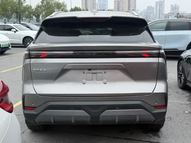 2024 Geely Galaxy L7 с пробегом 30 000 км