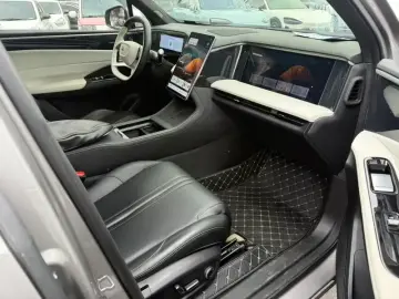 2024 Geely Galaxy L7 с пробегом 30 000 км