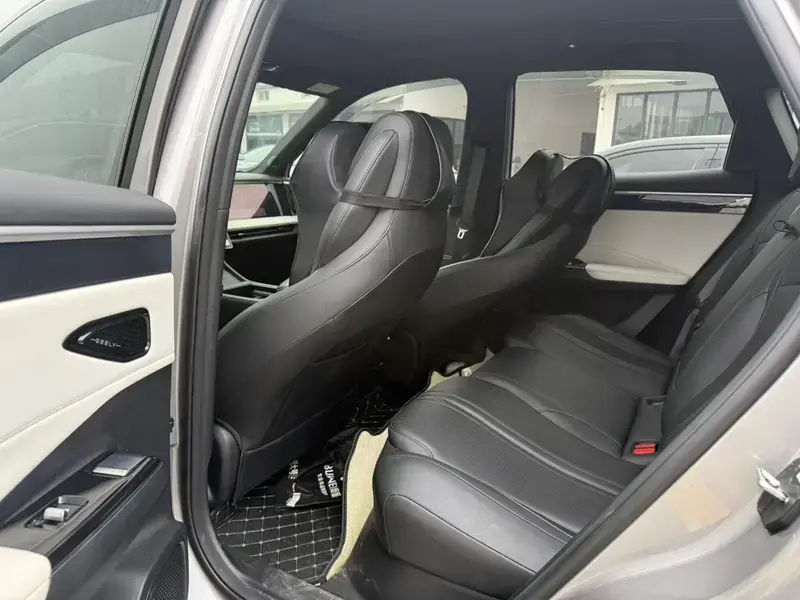 2024 Geely Galaxy L7 с пробегом 30 000 км