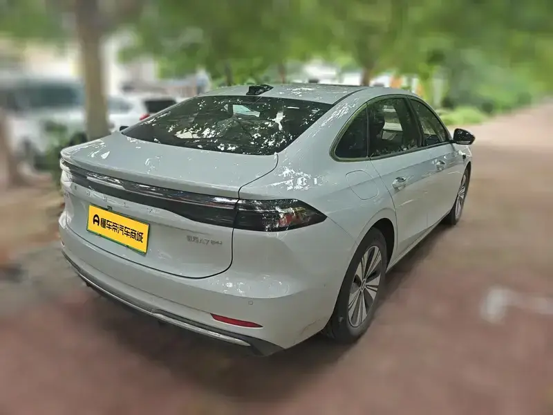2025 Geely Galaxy A7 с пробегом 16 600 км