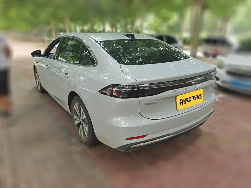 2025 Geely Galaxy A7 с пробегом 16 600 км