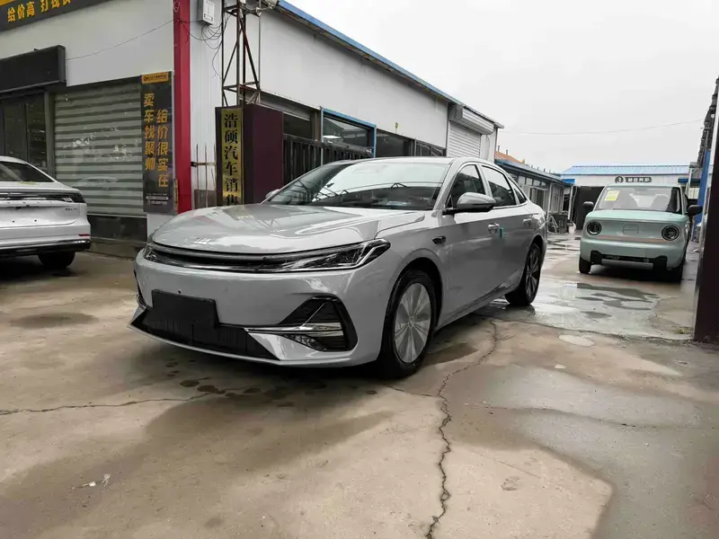 2025 Geely Galaxy A7 с пробегом 100 км