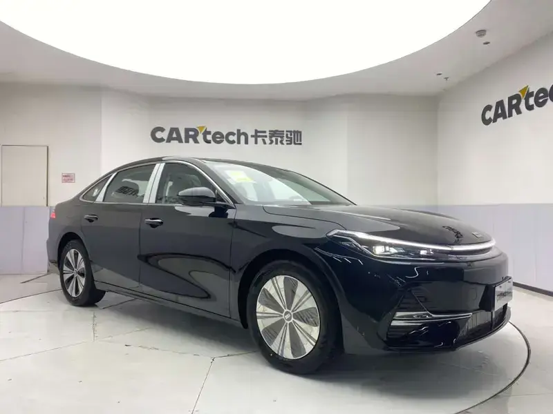 2025 Geely Galaxy A7 с пробегом 100 км