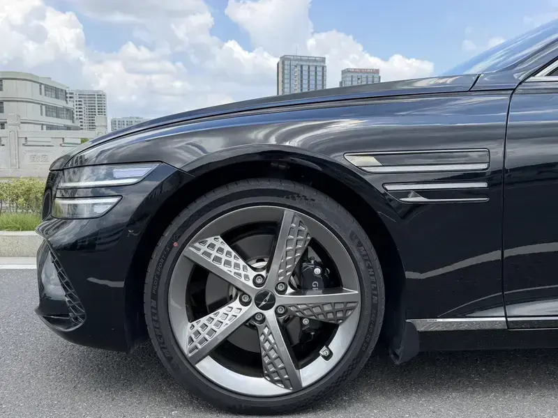 2024 Genesis G80 с пробегом 14 000 км