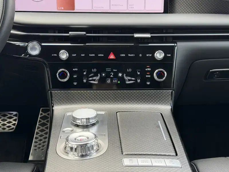 2024 Genesis G80 с пробегом 14 000 км