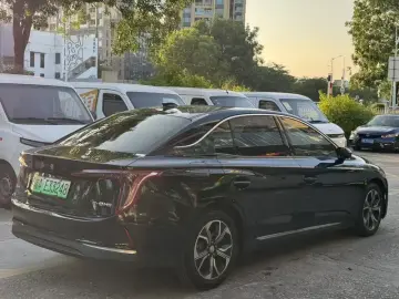2023 Hongqi E-QM5 с пробегом 131 000 км