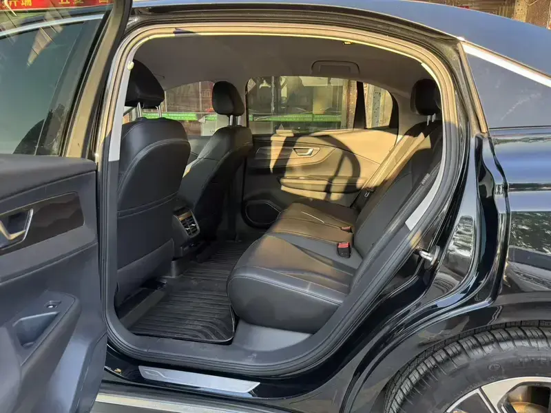 2023 Hongqi E-QM5 с пробегом 131 000 км