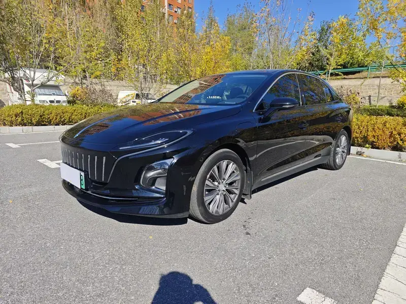 2022 Hongqi E-QM5 с пробегом 40 000 км
