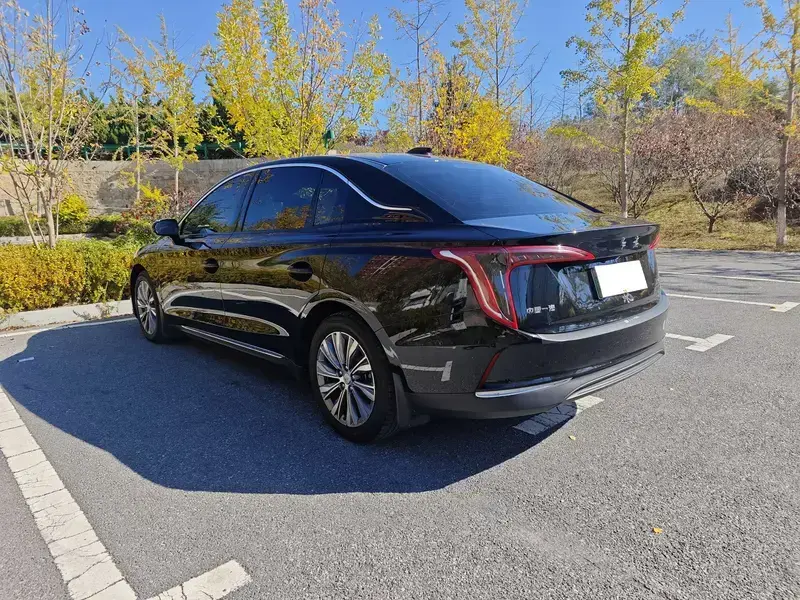 2022 Hongqi E-QM5 с пробегом 40 000 км