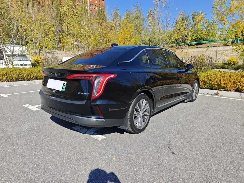 2022 Hongqi E-QM5 с пробегом 40 000 км